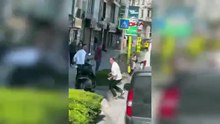 İstanbul trafiğinde eli bıçaklı trafik teröristi bir motosiklet sürücüsünü bıçakladı!