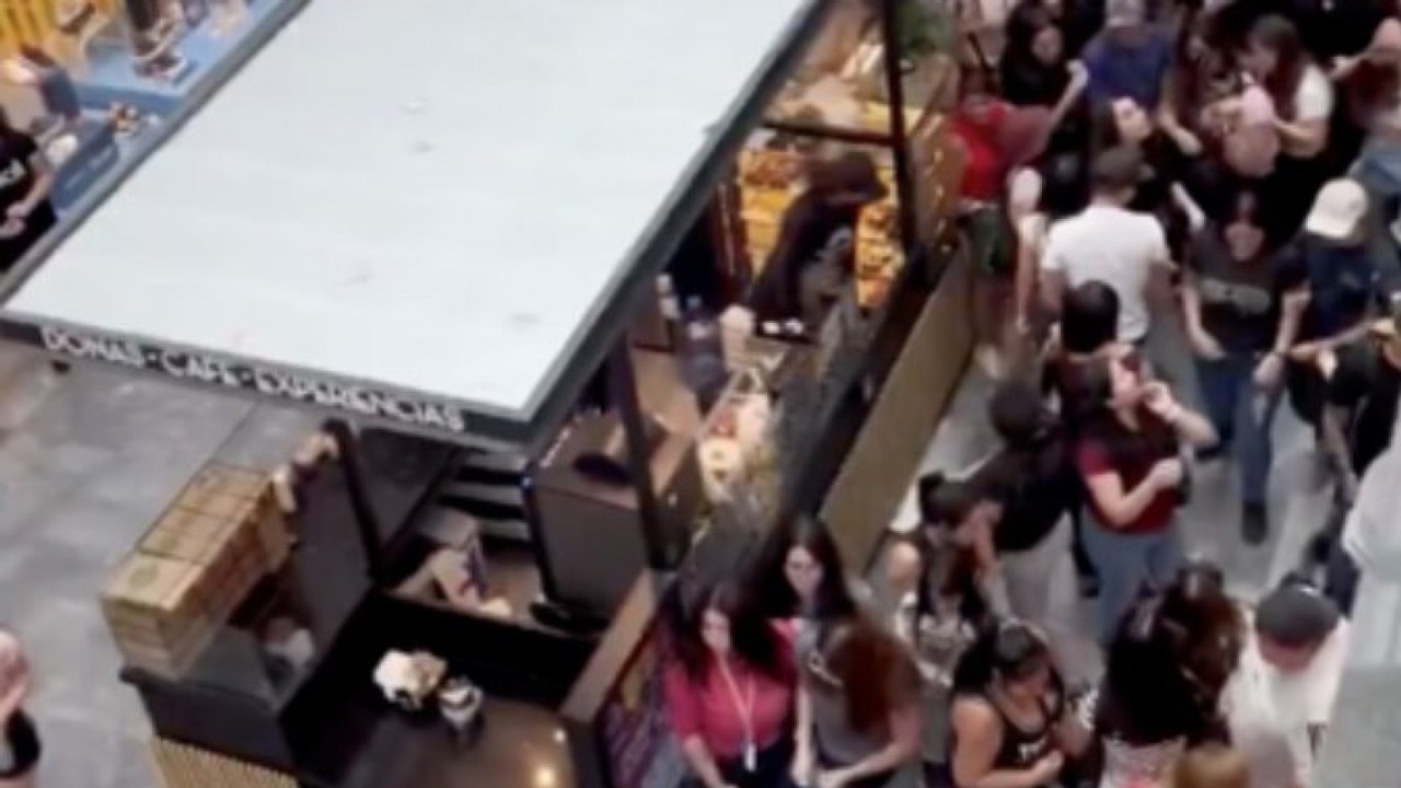Influencer lanciano soldi in un centro commerciale, scoppia il caos