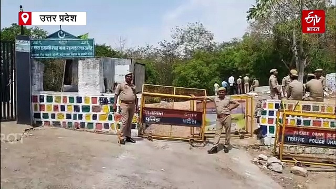 झांसी में अवैध मजार पर चला बुलडोजर, जेडीए की जमीन पर था अतिक्रमण