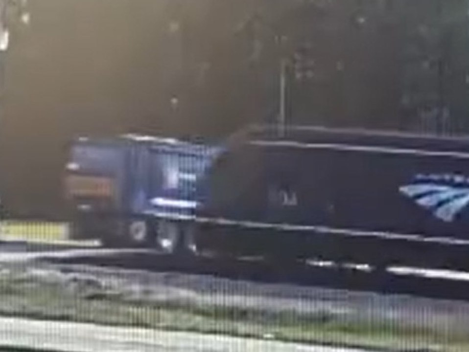 Zug kollidiert mit Müllwagen an ungesichertem Bahnübergang