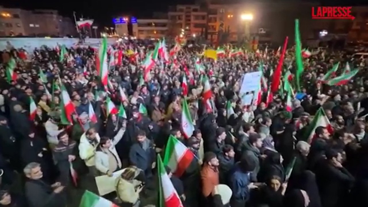 Centinaia di iraniani in piazza a Teheran dopo l'annuncio della tregua