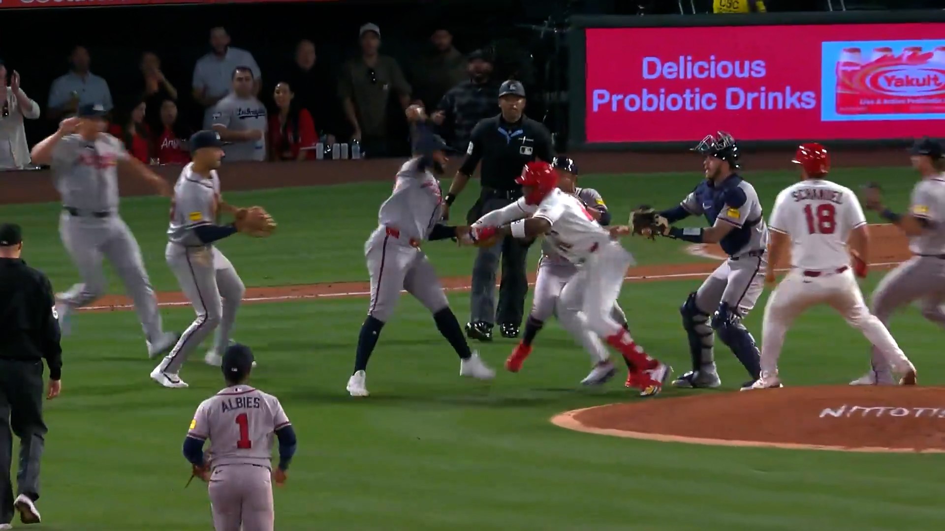 Siete partidos de sanción a Soler y López tras la pelea entre los Angels y los Bravos