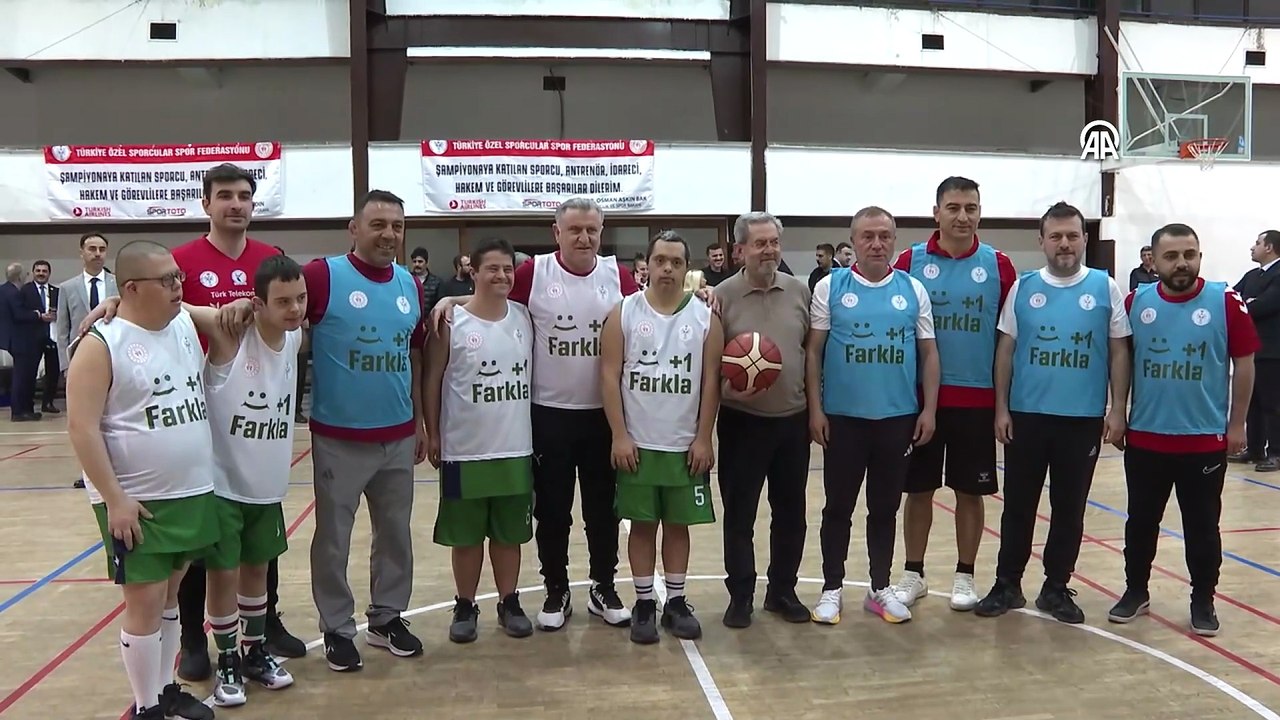 Gençlik ve Spor Bakanı Bak, down sendromlu özel sporcularla maç yaptı | Ajansspor | AA
