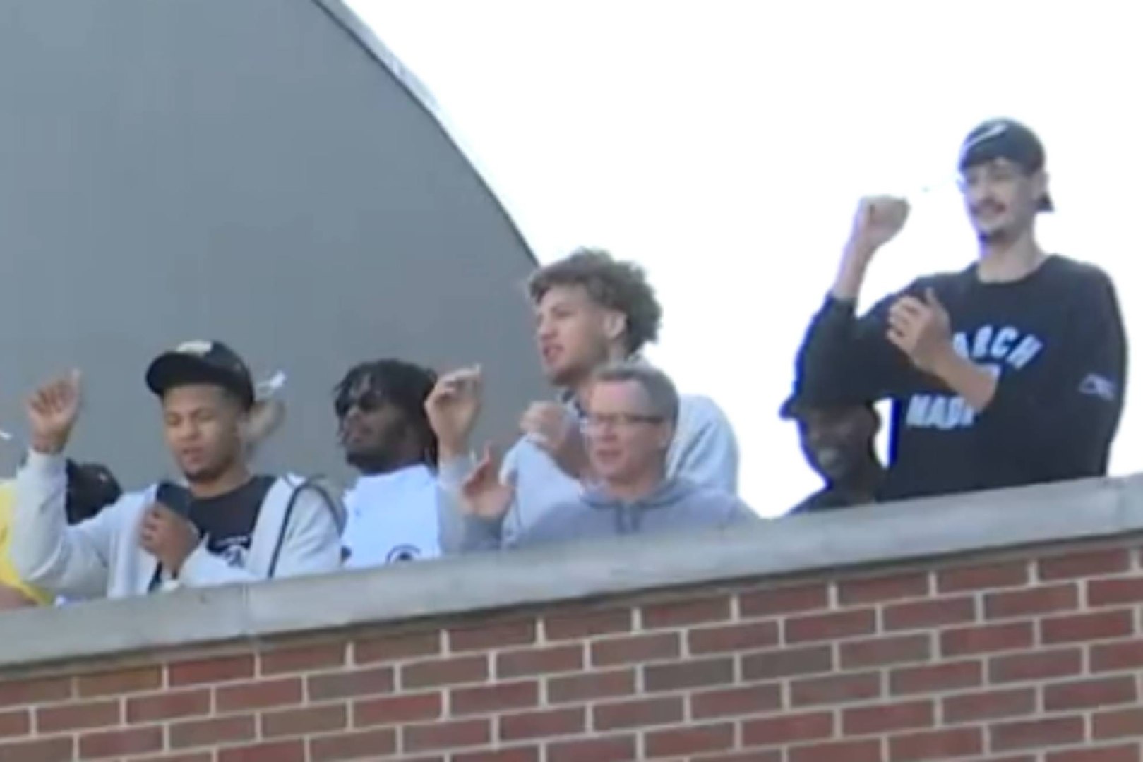 Aday Mara, el héroe del pueblo tras ganar la NCAA: "¡Salve a los héroes conquistadores!"