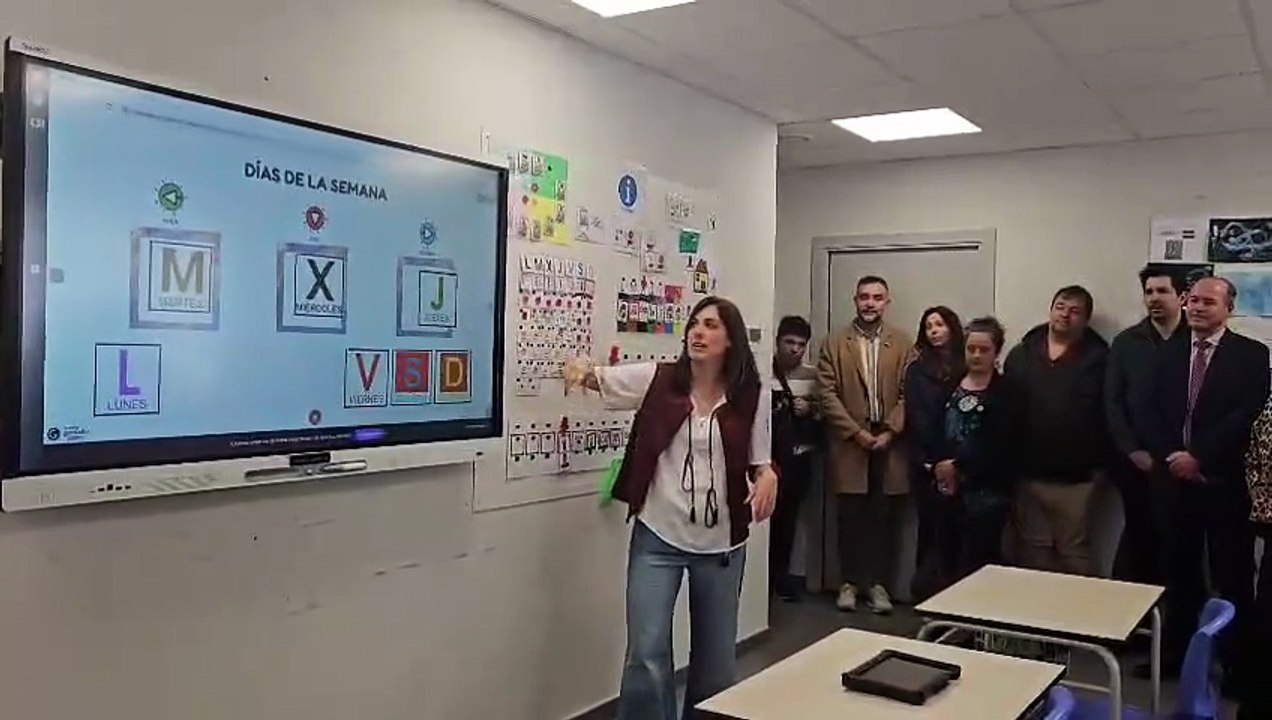 La directora de Apanag explica a los responsables públicos el trabajo diario en el centro.
