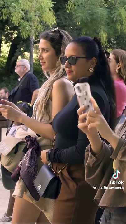 Er singt ein Duett mit sich selber