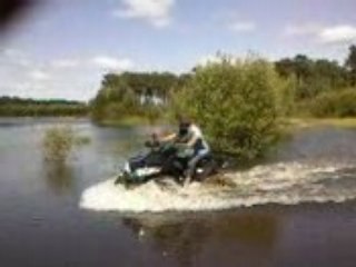 quad passage en foce y a de l eau