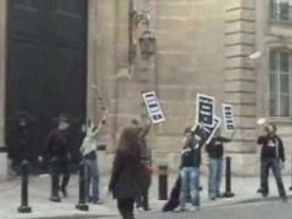 Act Up zappe l'Ambassade britannique