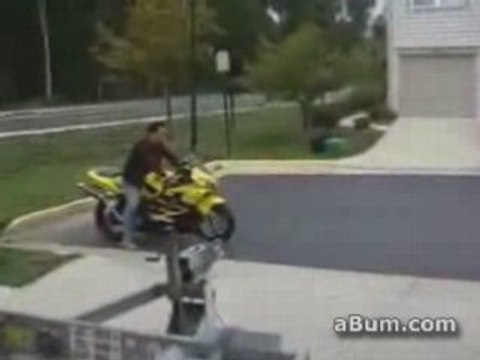 Régis charge sa moto