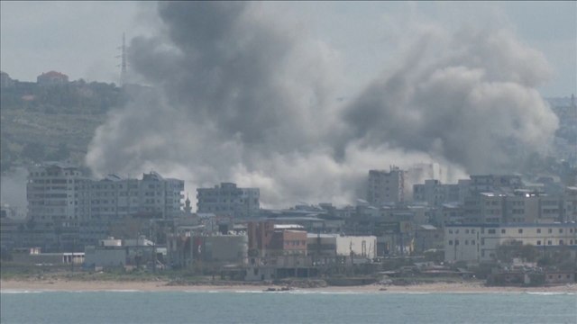 Raid israeliano su Tiro, in Libano: l'esplosione e la colonna di fumo nero