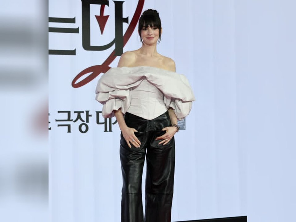 Andy-Sachs-Look kehrt zurück: Hathaway setzt auf ikonische Frisur