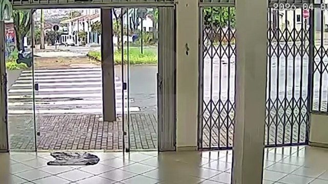 Câmera flagra acidente entre Ranger, ônibus e Classic durante acidente no Parque São Paulo, em Cascavel