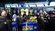 Fenerbahçeli futbolcular Kante ve Levent Mercan imza gününde taraftarlarla buluştu | Ajansspor | AA