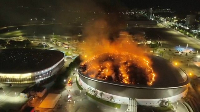 Bomberos luchan contra un enorme incendio en el velódromo del Parque Olímpico de Río de Janeiro