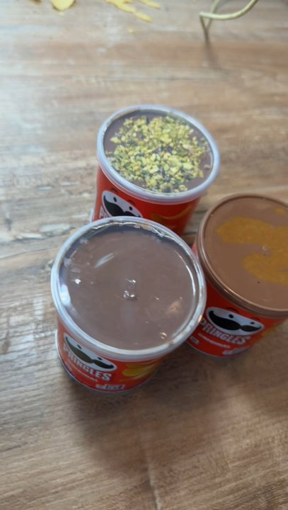Pringles au chocolat 😍✨ je vous propose 3 recettes super simple ! Les Pringles au chocolat Dubaï, mais aussi Biscoff spéculos, et même au cœur fondant Milka 😱✨Tu aurais craqué pour lequel, toi ?