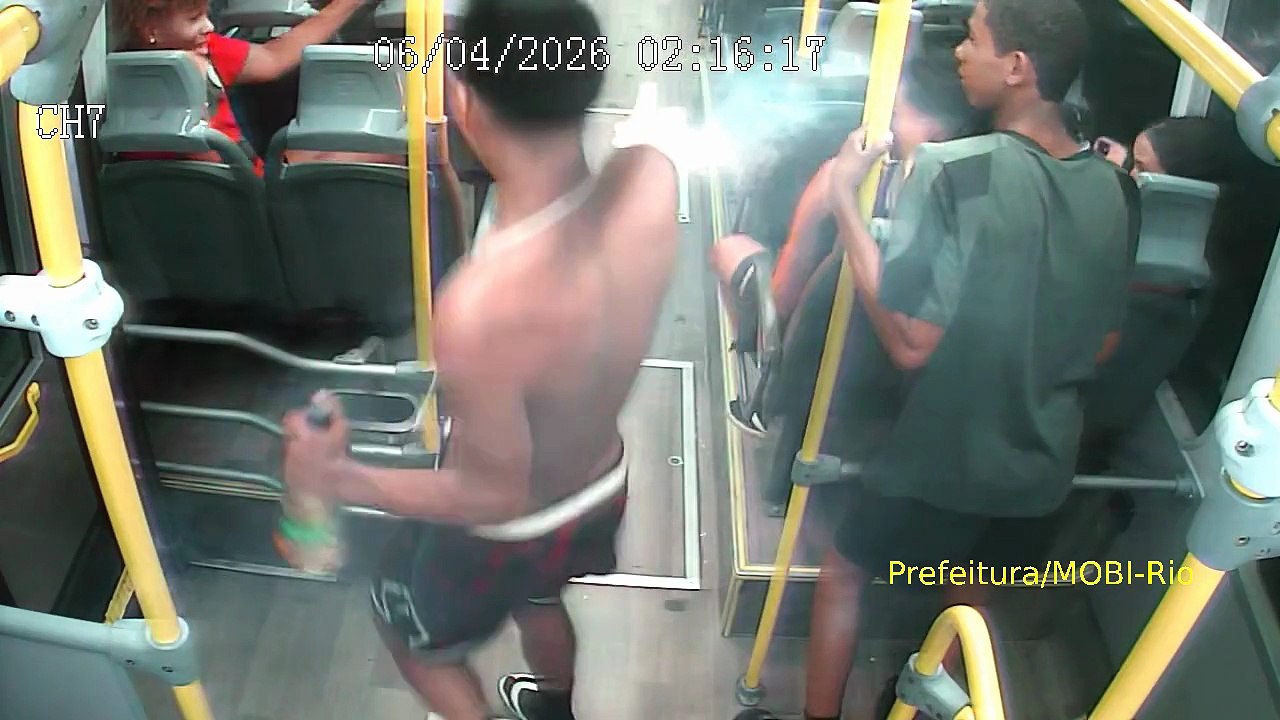 Dupla é presa após explosão de rojão dentro de BRT no Rio