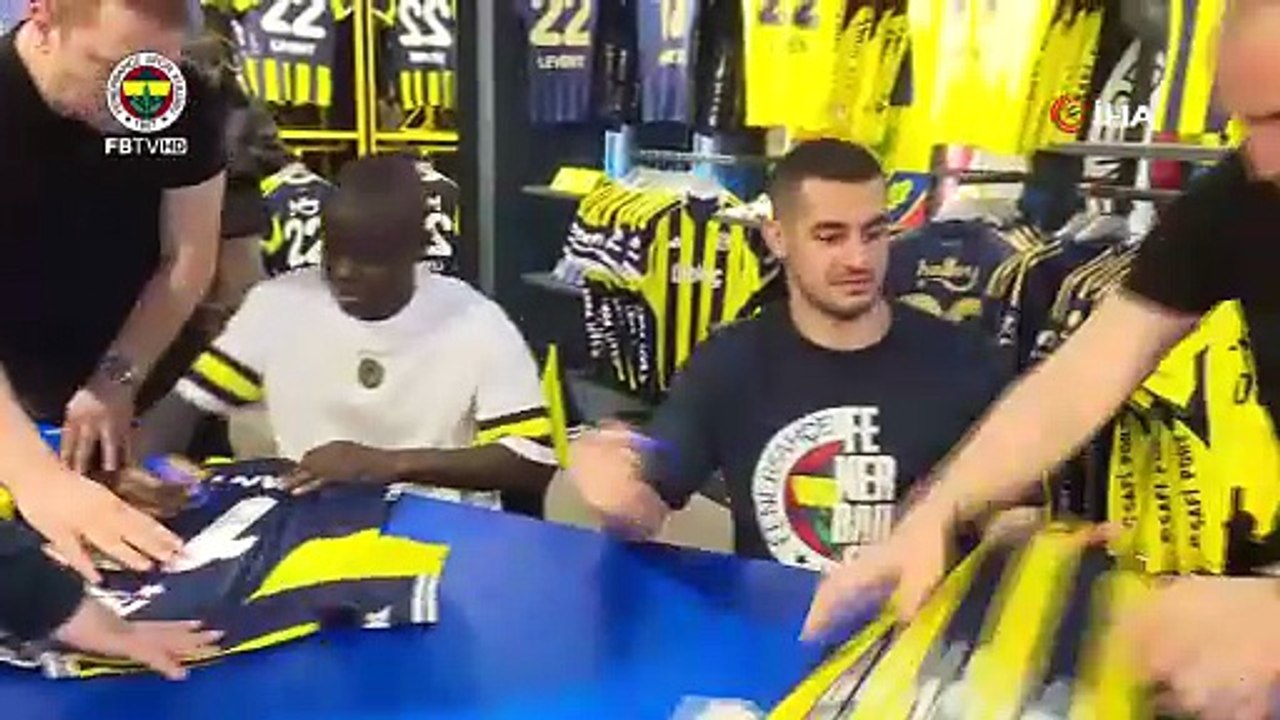 N’Golo Kante ve Levent Mercan imza gününde taraftarla buluştu