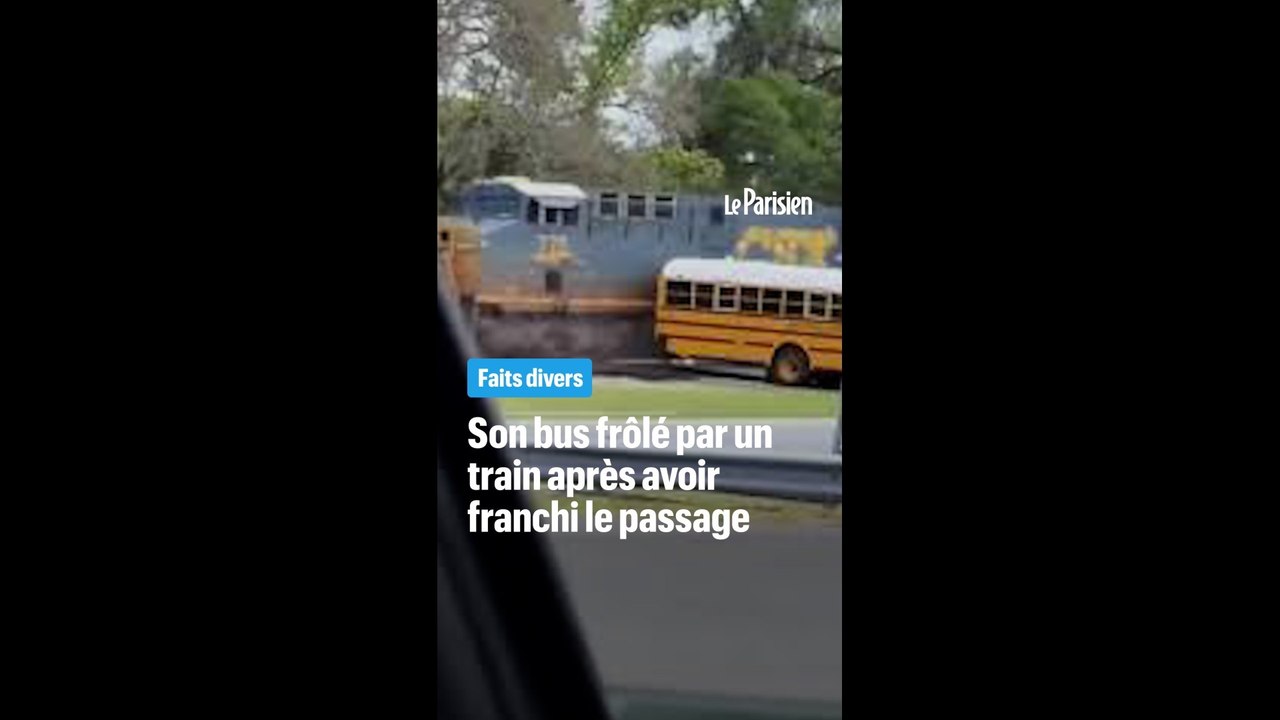 Son bus est frôlé par un train après avoir franchi le passage à niveaux