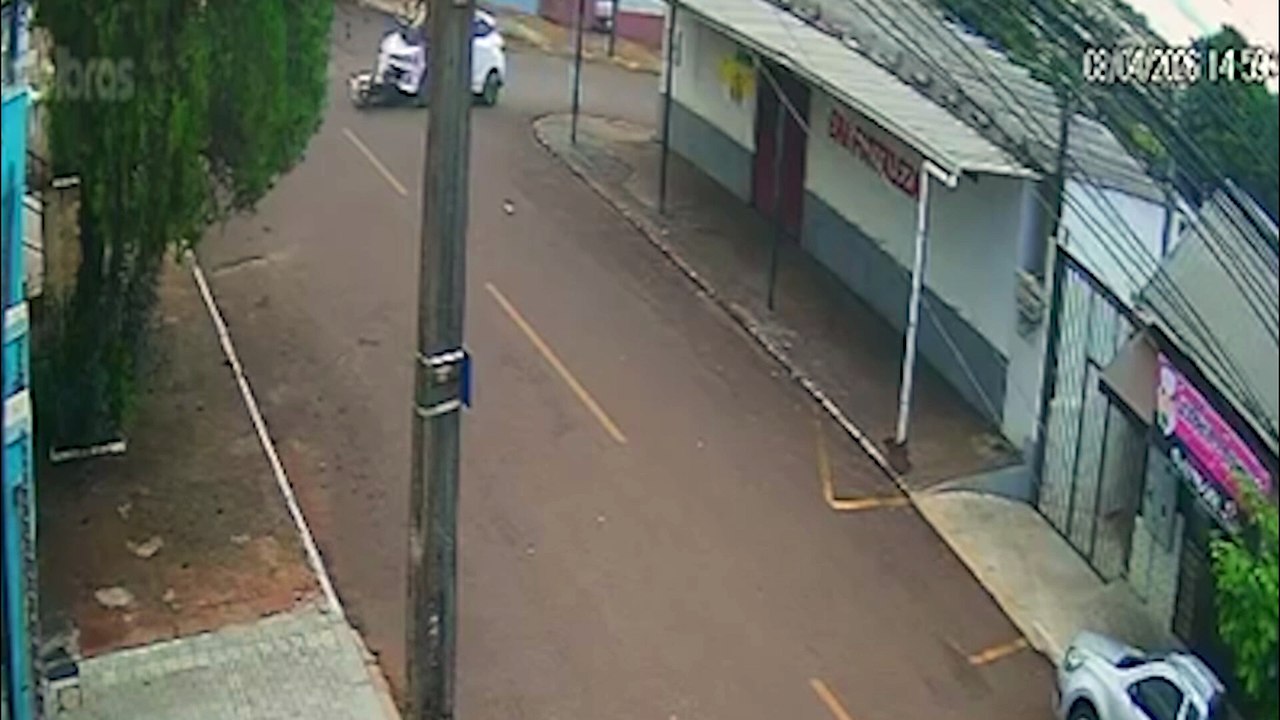 Novas imagens mostram choque contra mercaria e motociclista sendo arrastado
