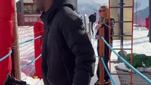 POV : Un rappeur choque les skieurs en vendant de la neige en montagne !