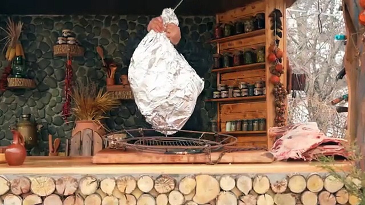 Cuisiner un taureau géant pour un grand festin de village !