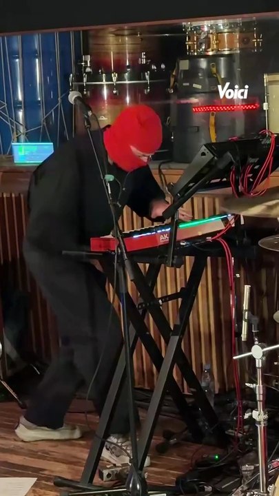 Voici est à la release party de @skiptheuse Le groupe célèbre (en avance) la sortie de leur 6ᵉ album, Love & Anxiety, le 24 avril. Et ça donne envie ! Après des années de performances live explosives mêlant rock, électro, punk et pop, Skip The Use sign