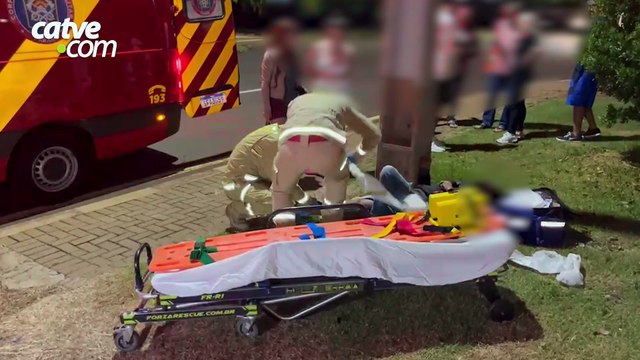 Motociclista fica ferido com suspeita de fratura após batida no bairro Coqueiral, em Cascavel