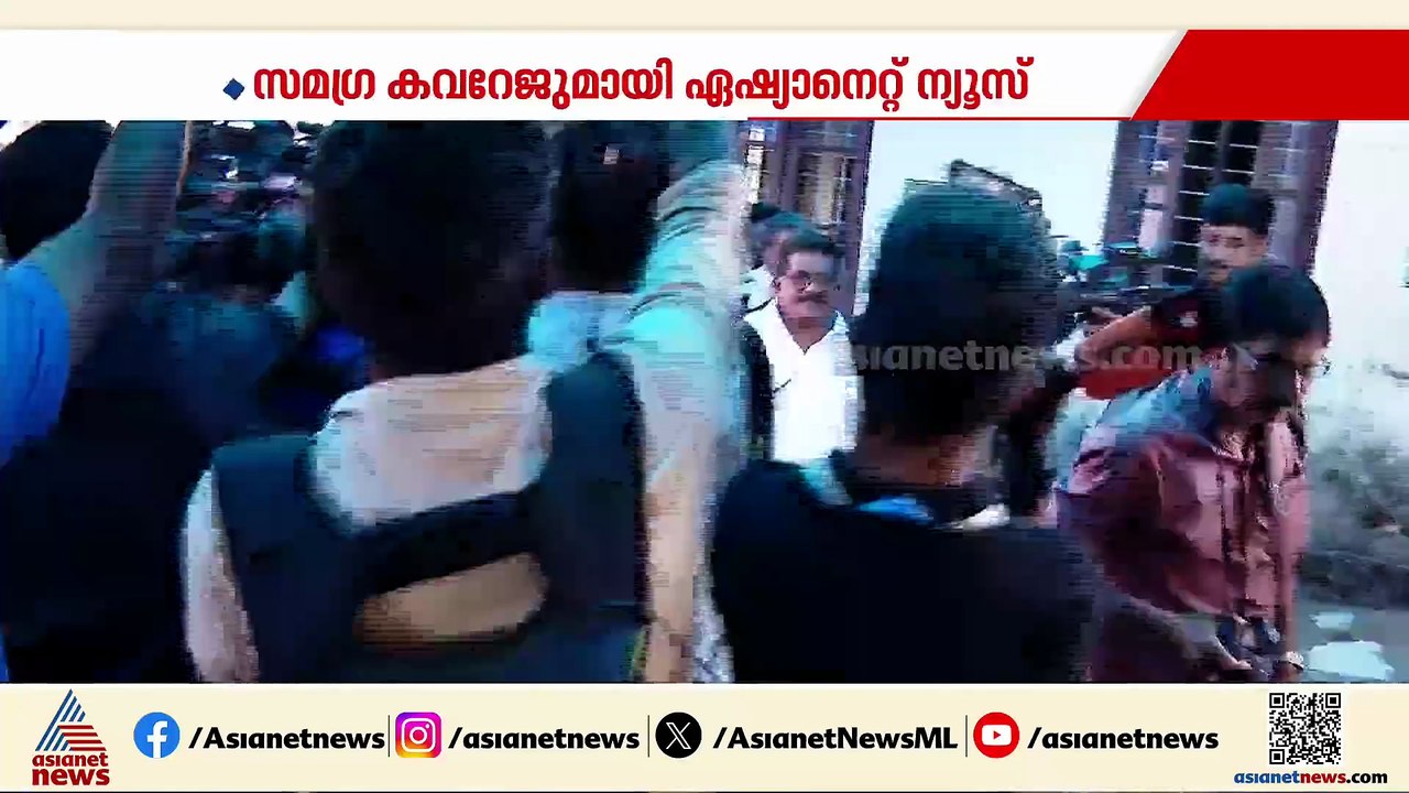 പറവൂരിൽ വി ഡി സതീശൻ കുടുംബസമേതം വോട്ട് ചെയ്യാനെത്തി