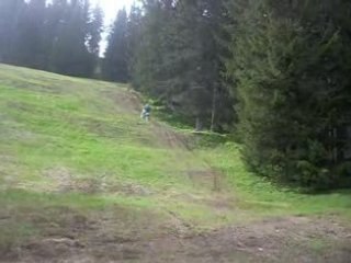 Ben montée en dessou des salles