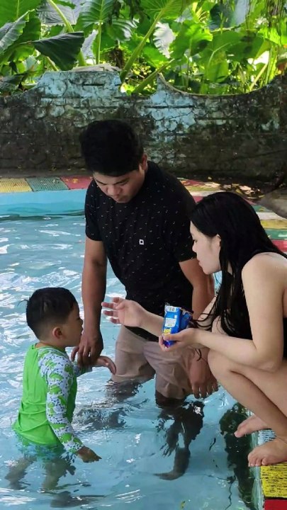 Naligo silang Grey ug iyang mama Jelyn ug papa Jeffrey.