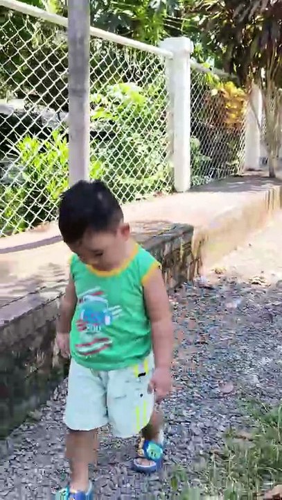 Naligo si Isaiah kauban iyang mama ug papa
