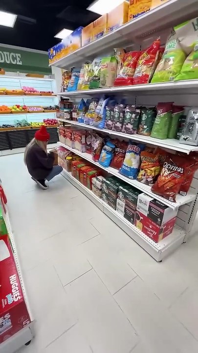 She helped this girl at the supermarket, she couldn't believe it!😅🥹😍🤯