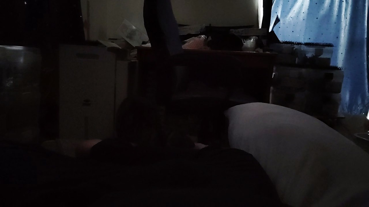 飼い主の足を舐めるミア6