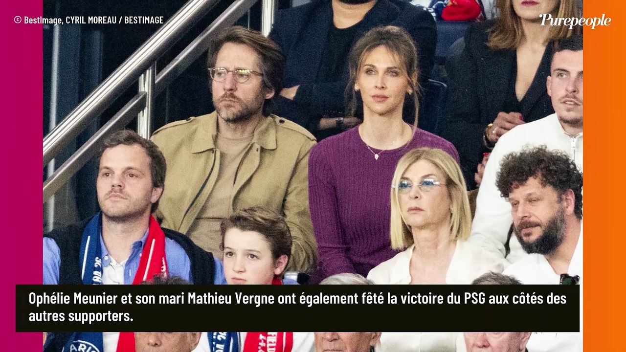 Michaël Youn aux côtés de son beau-fils Sean Obispo, Benjamin Duhamel et sa compagne Agathe Lambret... tous à fond pour la victoire du PSG