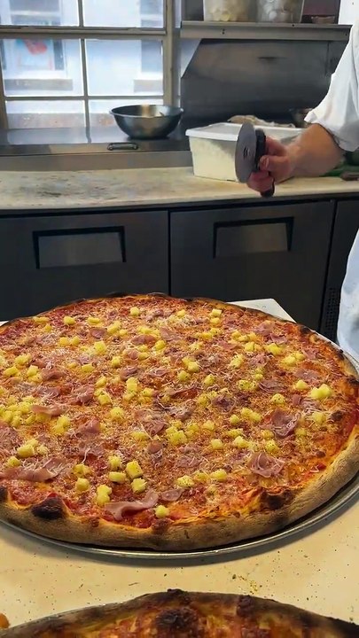 Extra large Hawaiian pizza 😮‍💨