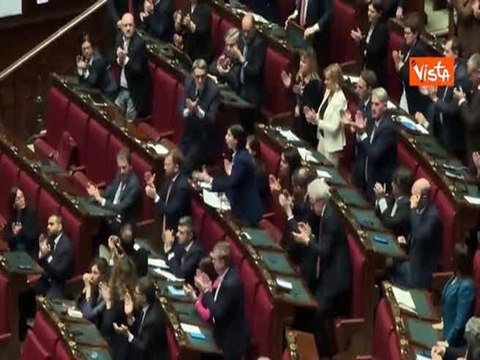 Schlein a Meloni: Non si preoccupi toccherà a noi, standing ovation e abbracci per la leader Dem