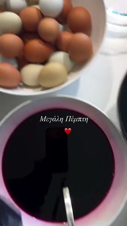 Σίσσυ Χρηστίδου: Βάφει αυγά με τους γιους της ...