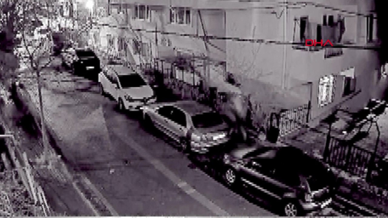 Köpeklerin kovaladığı genç arabaların üzerine çıkarak kurtuldu!