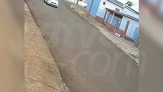 Nova imagem mostra carro atingindo motociclista que teve amputação em Cascavel