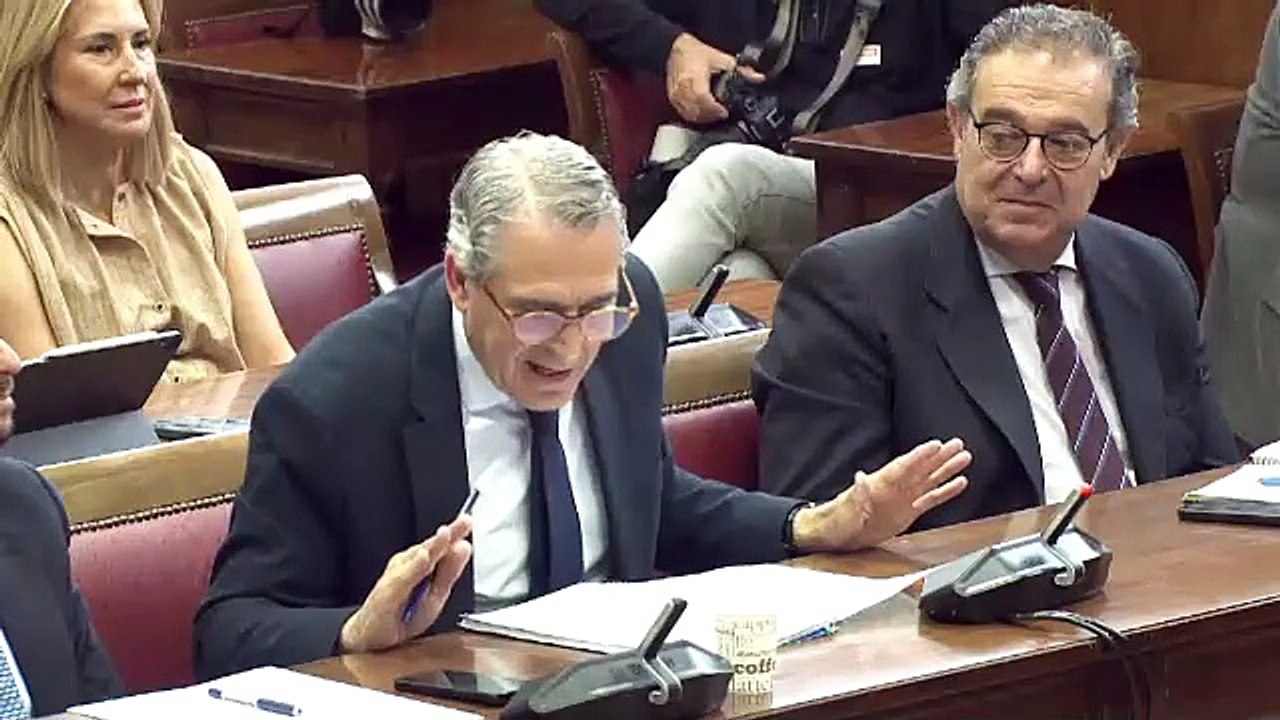 Un senador del PP pilla al amigo de Zapatero, 'Julito' Martínez, que asiente a su pregunta: «¡Míreme!»