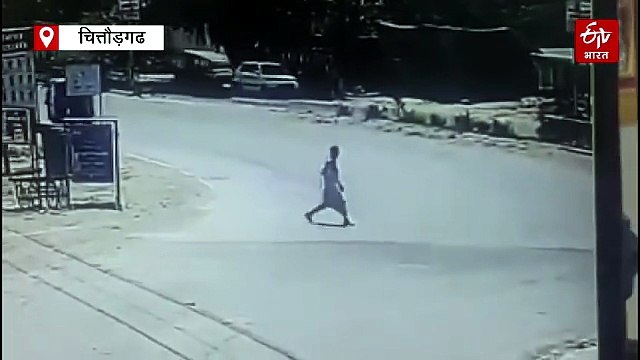 चित्तौड़गढ़ : बाइक सवार को बचाने के प्रयास में ऑटो पलटा, महिला की मौत, तीन अन्य घायल