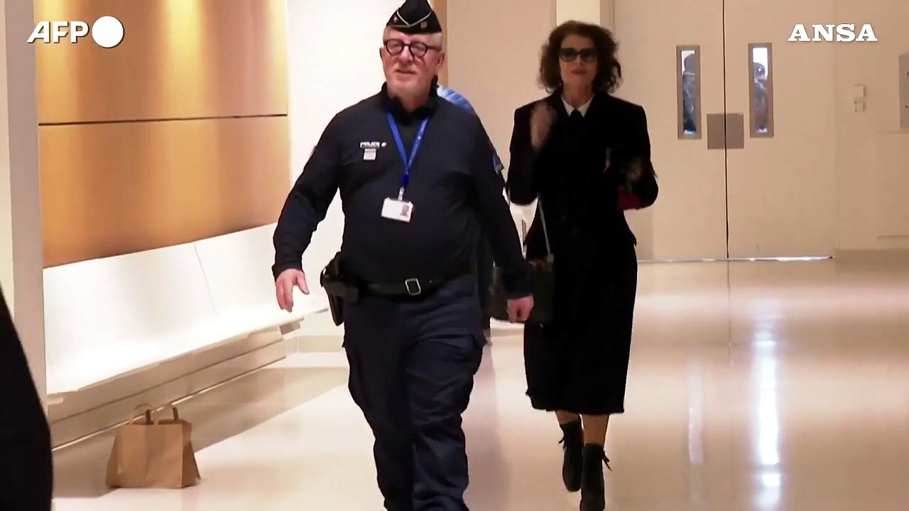 Processo Depardieu, l'attrice Fanny Ardant arriva in tribunale