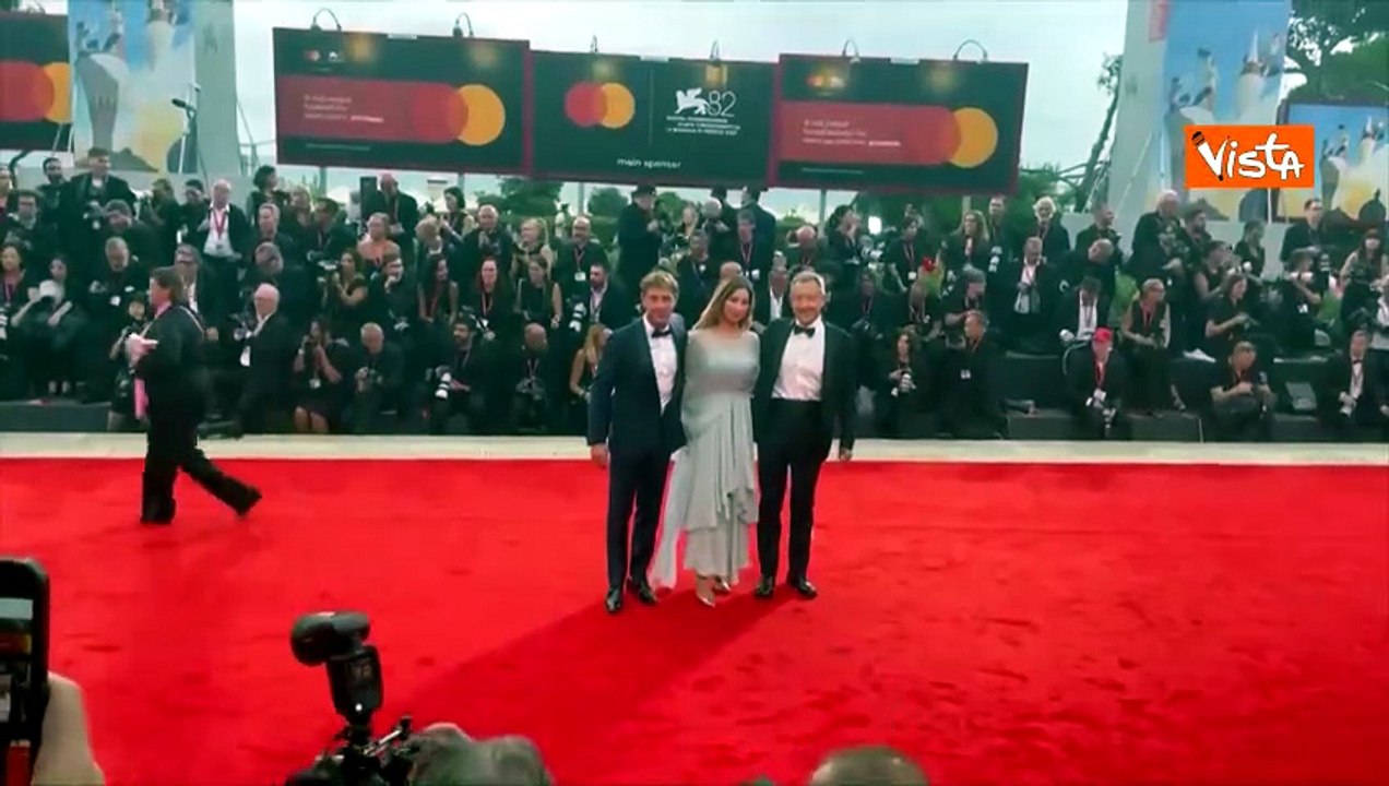 Venezia 82, Giorgio Pasotti con la moglie Claudia Tosoni sfilano sul red carpet