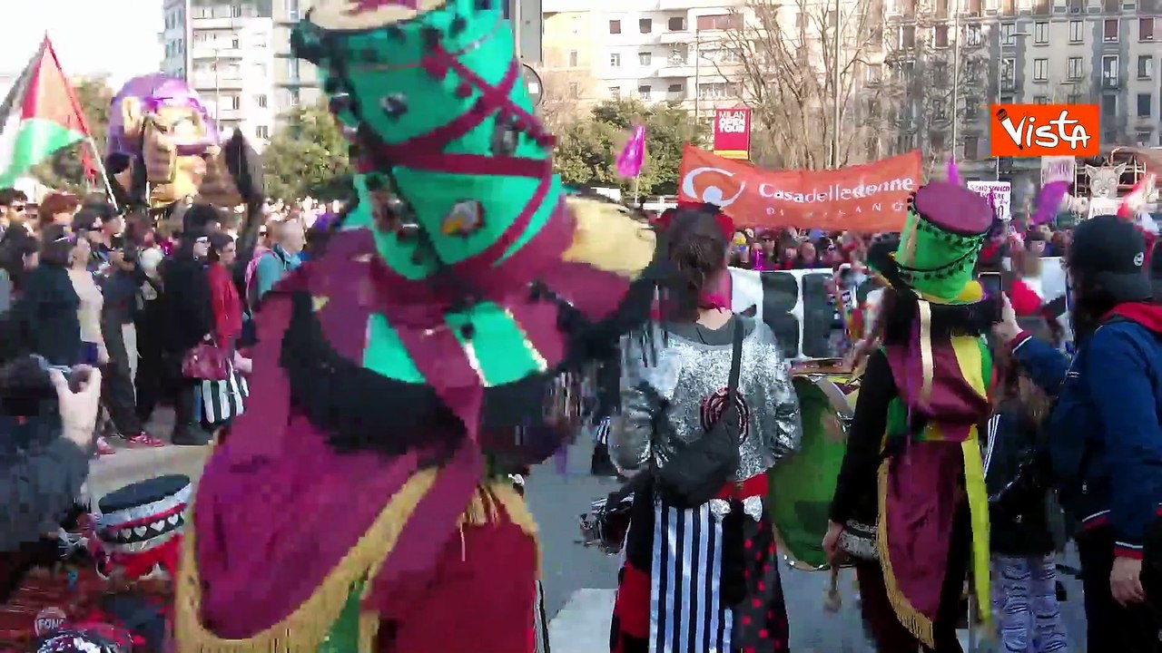 8 Marzo, al corteo trasfemminista di Milano la rivisitazione di "Ballo Ballo" di Raffaella Carrà