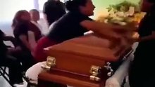 Mulheres discutem durante velório no México