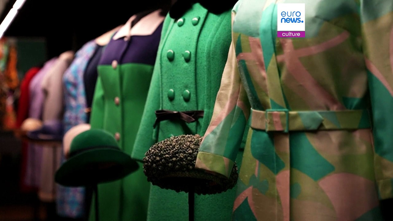 Királynőre szabva: új kiállítás mutatja be II. Erzsébet életét a divaton át