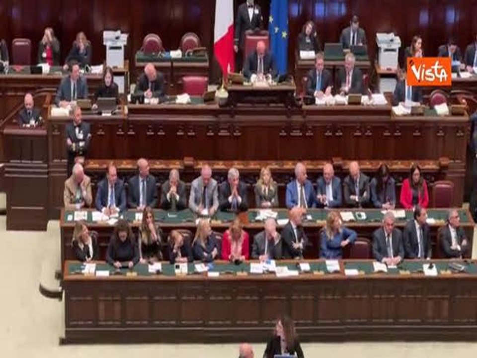 Meloni scuote la testa durante intervento di Schlein alla Camera: È tutto falso