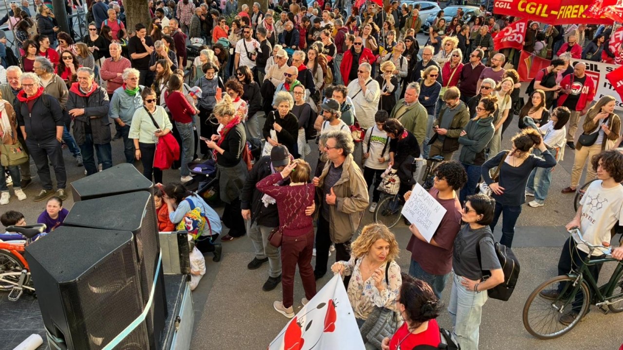 Firenze, in centinaia al corteo contro la sede di Futuro nazionale in piazza Tanucci