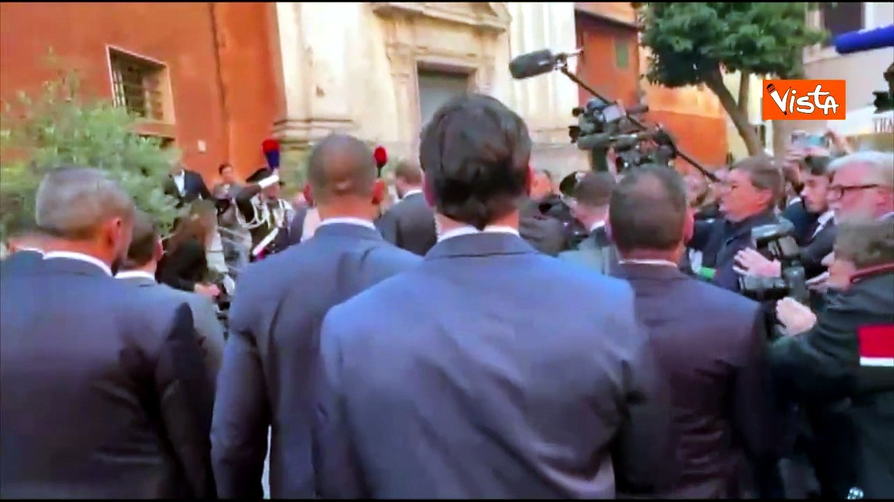 Macron lancia baci alla folla entrando nella sede di Sant'Egidio a Roma