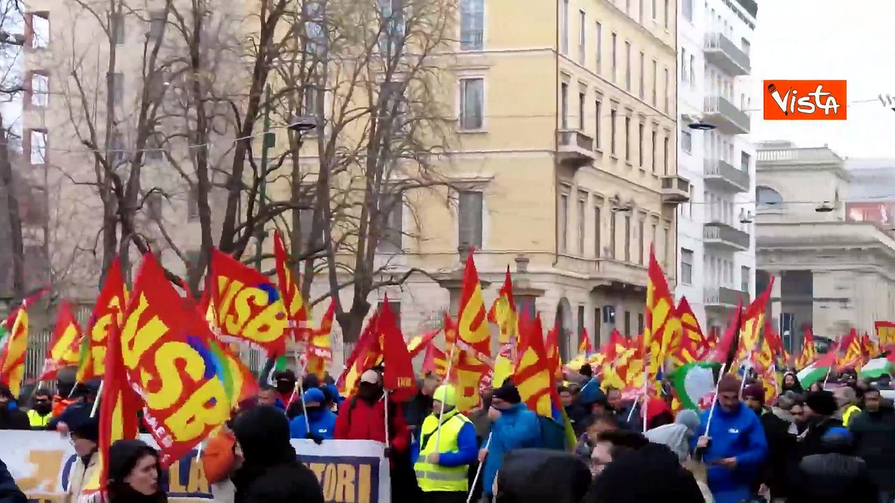Corteo dei lavoratori USB a Milano per chiedere salari più alti e lavoro più dignitoso